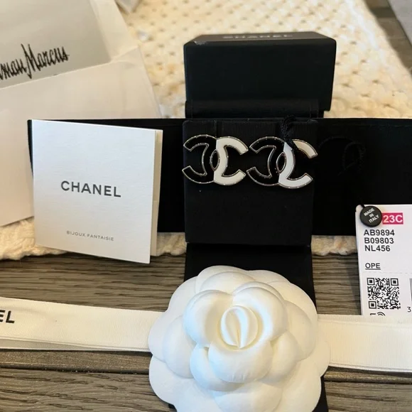 ❌SOLD❌CHANEL 23C Black & White XLarge CC logo stud earrings NEW w/TAGS & RECEIPT - Picture 9 of 13
